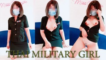 คลิปโป๊ไทยคอสเพลย์ สาวไทยขาวอวบยั่วเย็ดในชุดทหารหญิง youporn โดนแฟนหนุ่มจับเย็ดหนักๆ คาชุด เย็ดสดกระทุ้งหีขยำนมโครตเสียว ควักแตกใส่โหนกหี